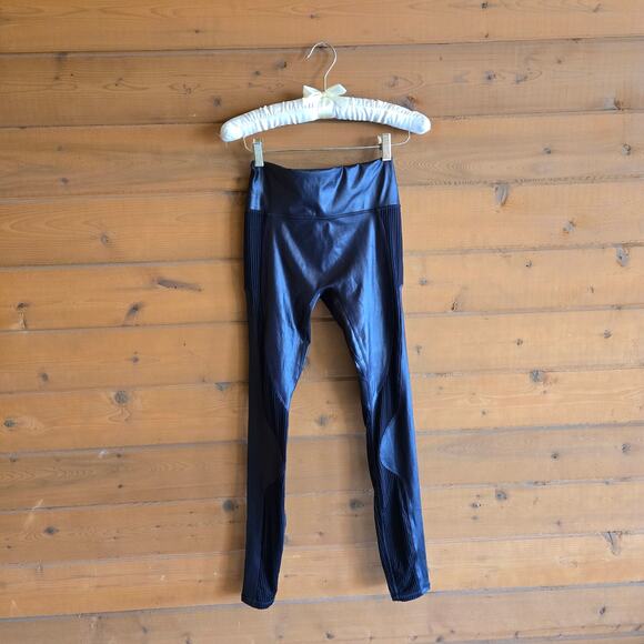 Fabletics Motion365+ Contour High Waisted Legging NWT XS Black Shine Ribbed - Picture 2 of 5